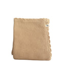 Gebreide babydeken met ruffle rand – Caramel