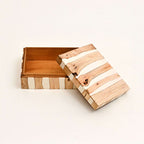 Wit gestreepte houten decoratieve doos