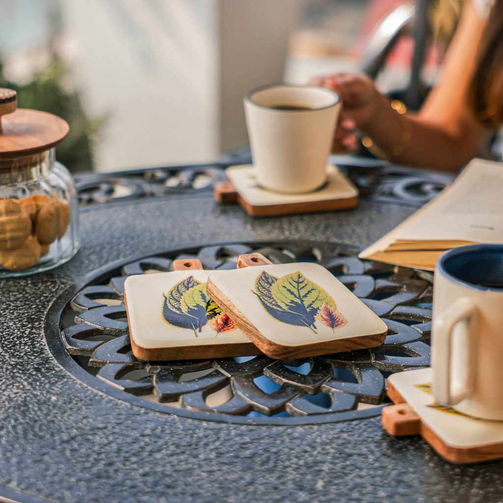 Timber Leaf Coaster Set – Onderzetters – Acaciahout en emaille – ingewikkeld ontwerp (set van 4)