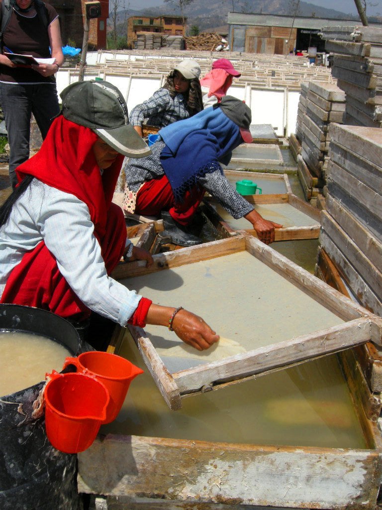 Luna-Leena slinger harten veelkleurig - dik ecopapier - verticaal - L 2m - handgemaakt in Nepal