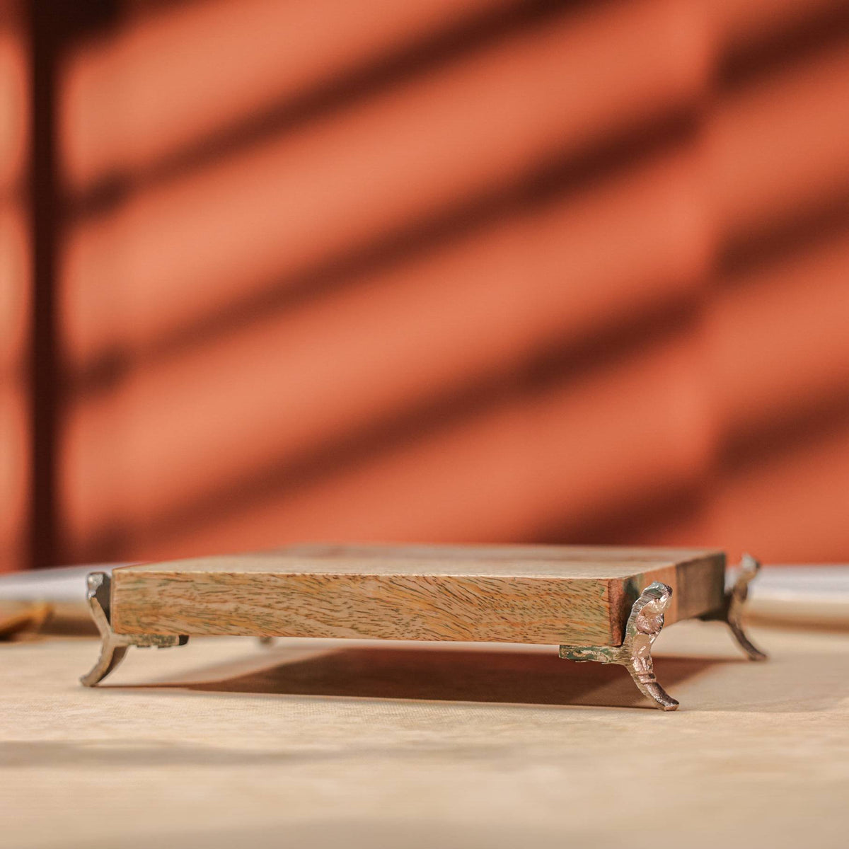 Shilp Multifunctionele Onderzetter – Handgemaakte Acaciahout & Ijzeren Standaard – 20x20x5 cm