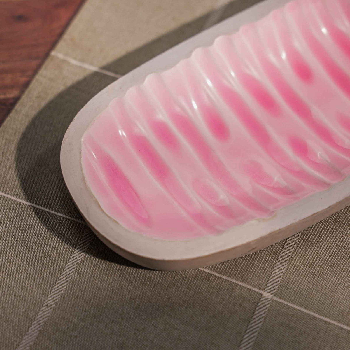 Roze & Wit Emaille Serveerschaal – Handgemaakt Acaciahout – 41x15x3 cm