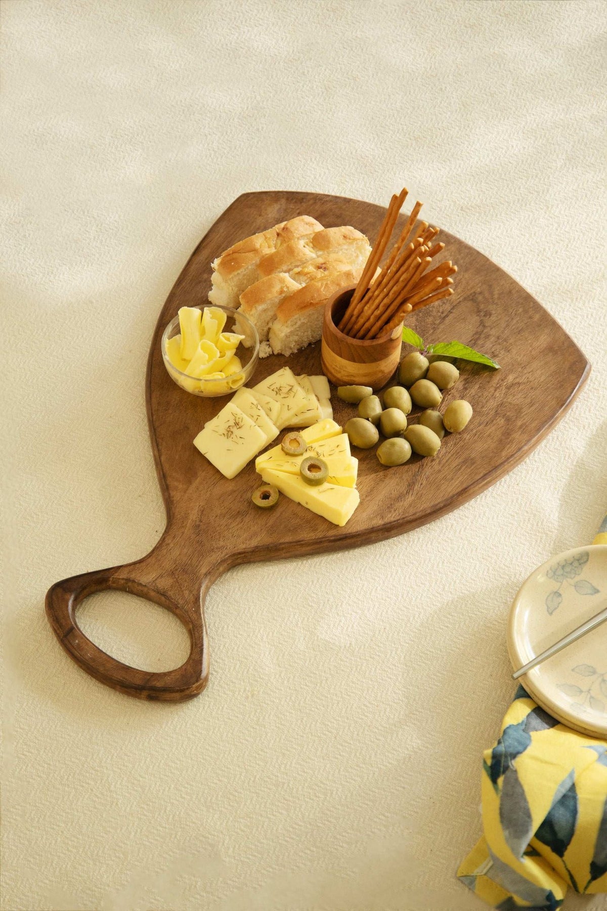 Houten snijplank – rustieke charcuterie en serveerplank voor keukendecoratie