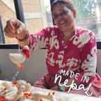 Luna-Leena eend ‘Josephine’ ornament met sjaal en parel enkelbandje - rood - wol - handgemaakt in Nepal