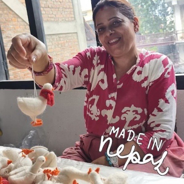 Luna-Leena eend ‘Josephine’ ornament met sjaal en parel enkelbandje - rood - wol - handgemaakt in Nepal