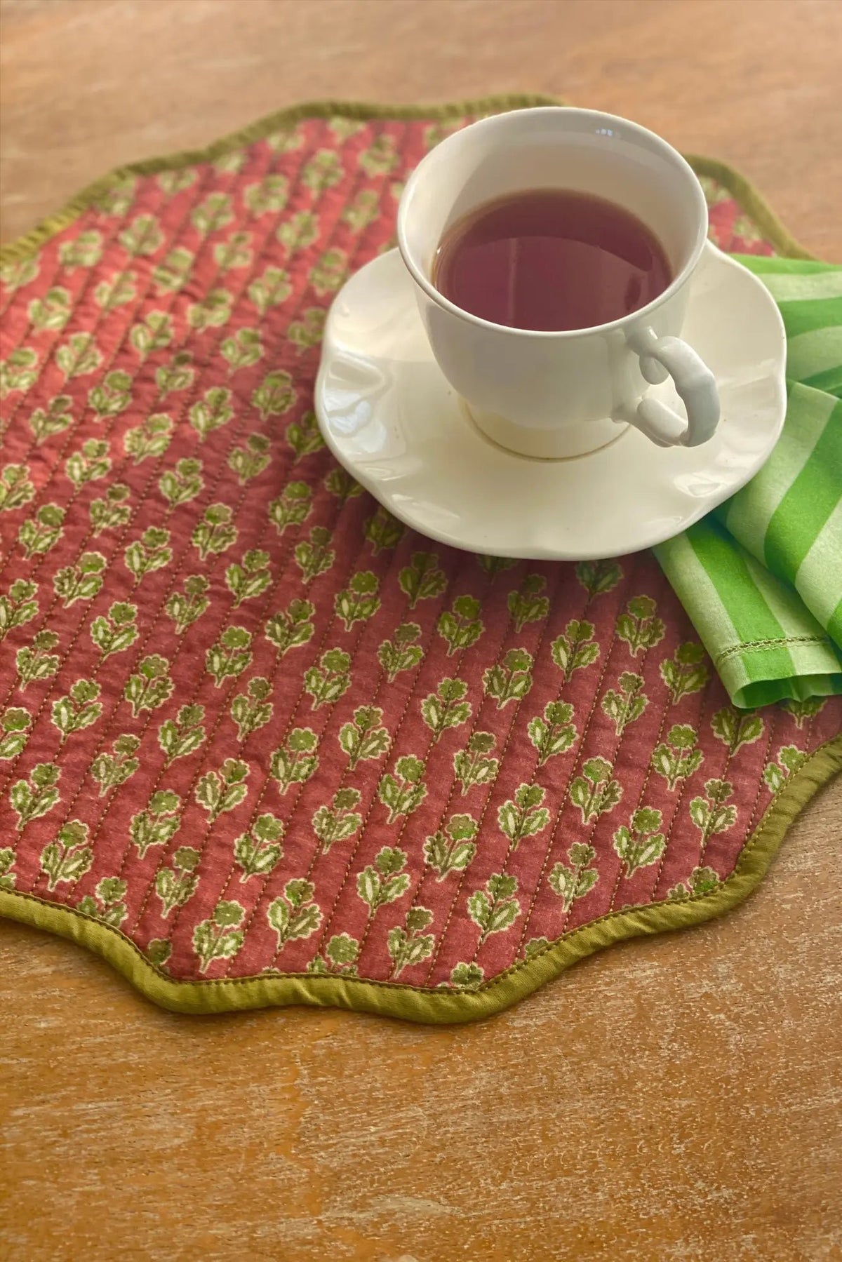 Tafelmat | Viola Scallop Carmine gewatteerde ronde tafelmatten-set van 2 van Sanctuary Living