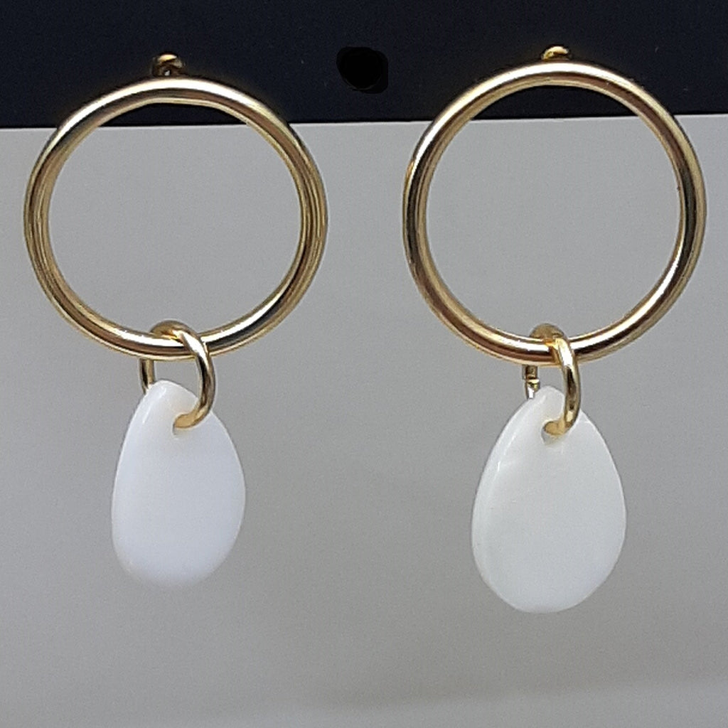 Ronde oorbel met schelp hanger