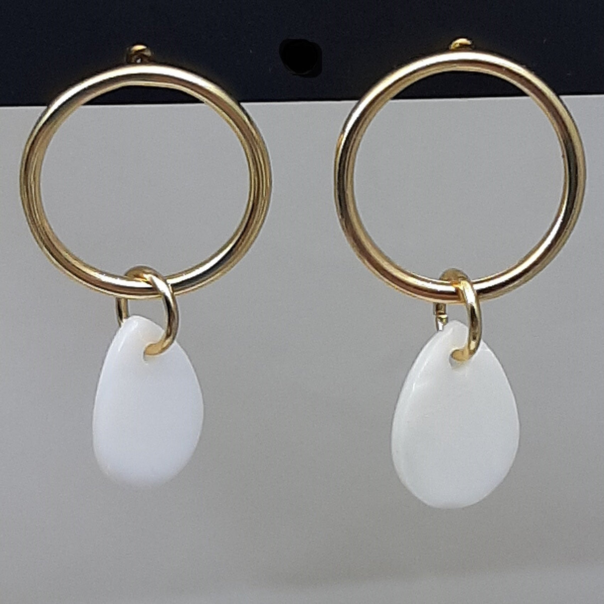 Ronde oorbel met schelp hanger