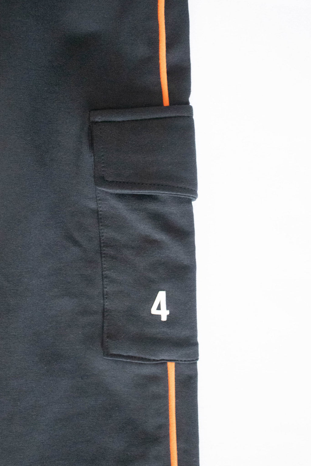 LewyLou NO4 Jogger zwart met oranje streep