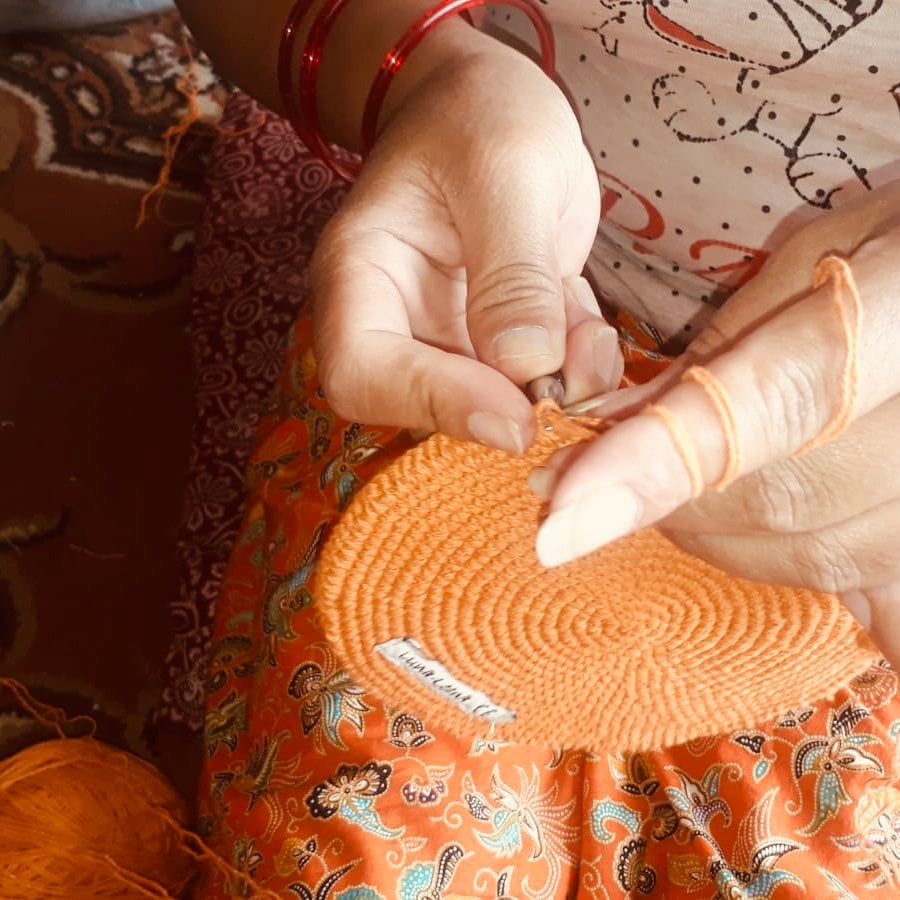 Luna-Leena krab plat knuffeldoekje met geluid - oranje - 0+ - biologisch katoen - hand gehaakt in Nepal