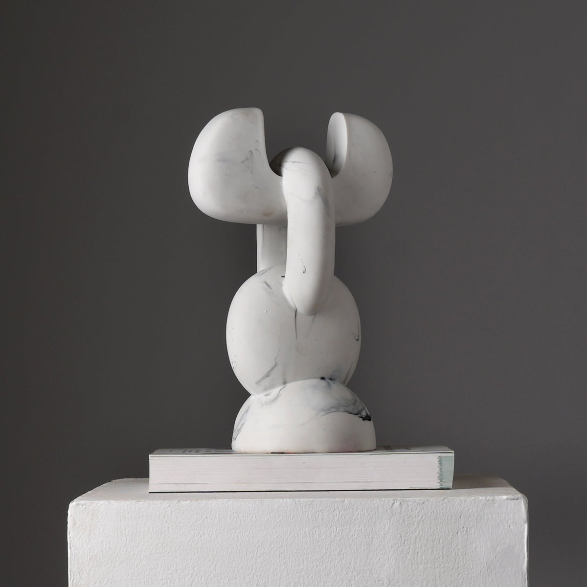 Moderne abstracte marmerlook sculptuur voor hedendaagse