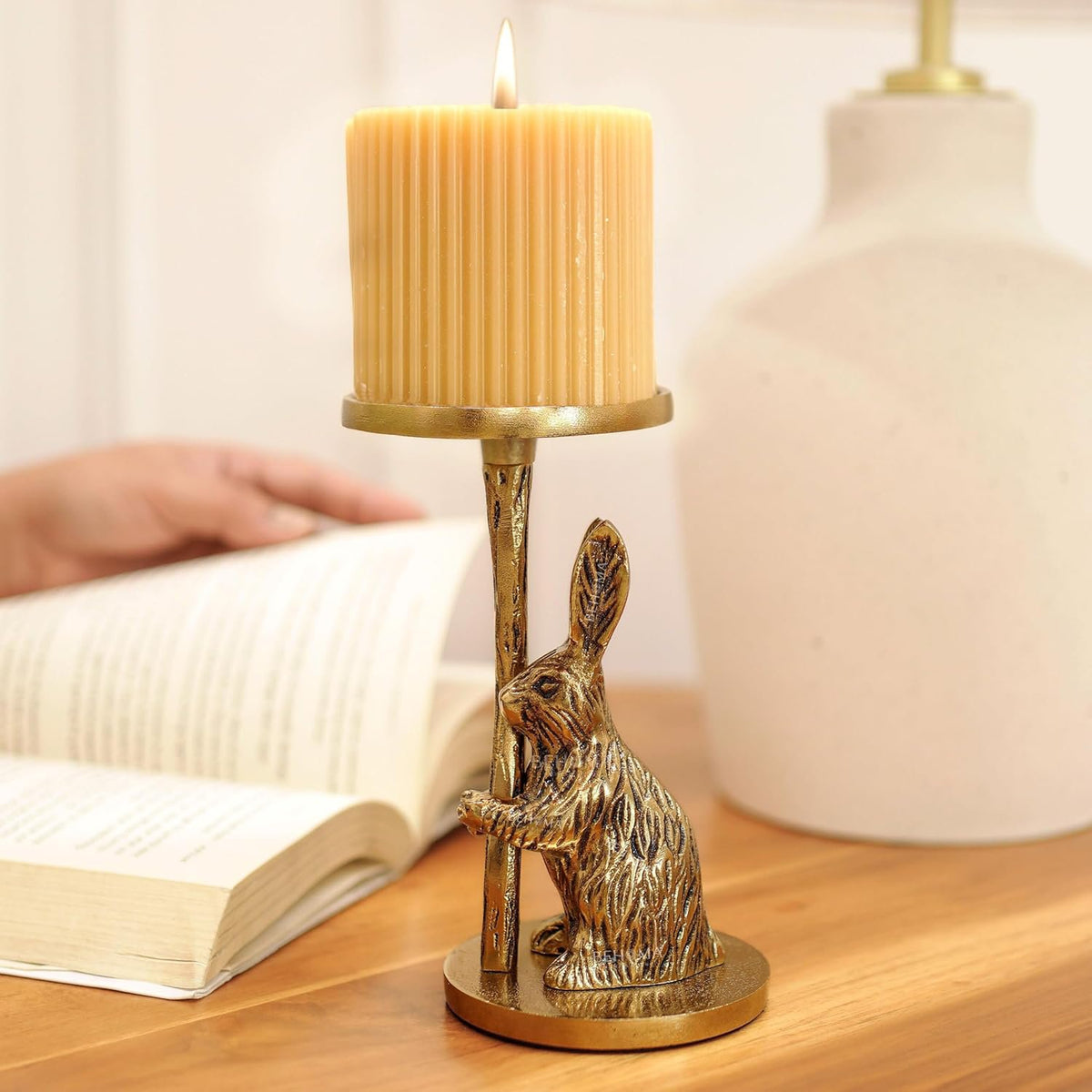 Staande kaarshouder – aluminium konijnbeeldje – gouden afwerking, 16 cm
