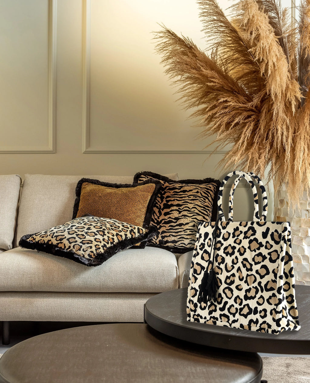 Evita | Kussen | 45x45 cm puimsteen | Beige | Velvet | Panther Print | Hoii | Met luxe binnenkussen
