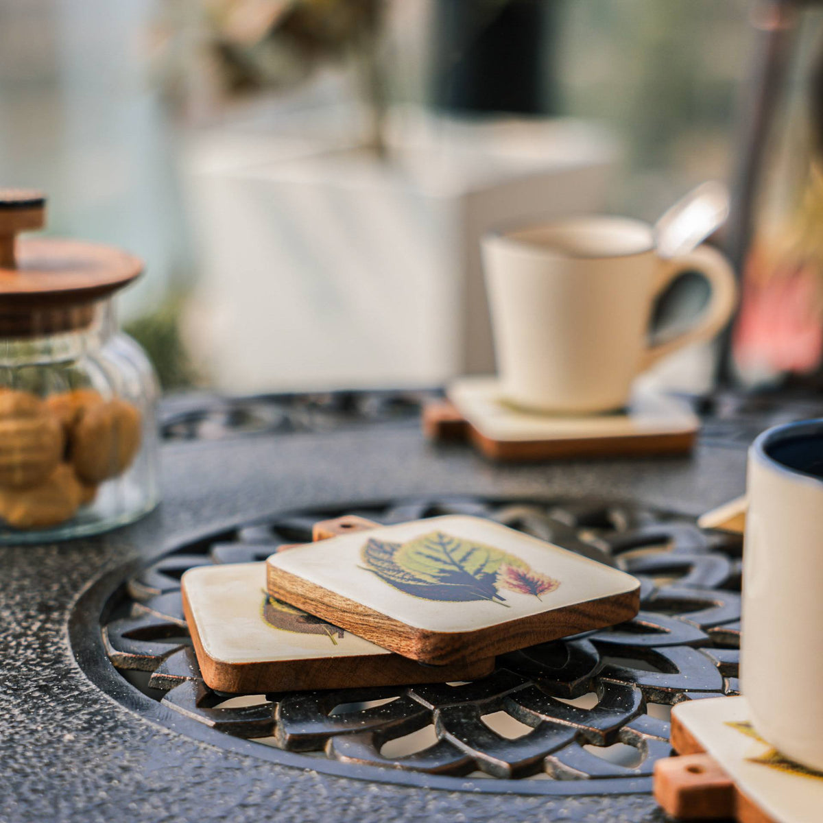 Timber Leaf Coaster Set – Onderzetters – Acaciahout en emaille – ingewikkeld ontwerp (set van 4)