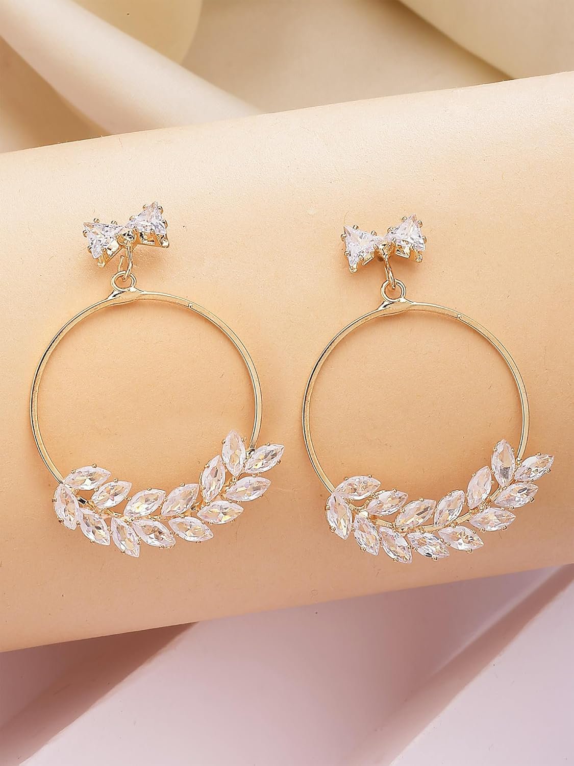 Eigentijdse oorbellen met bladmotief – mode-sieraden – vergulde afwerking – retailverpakking