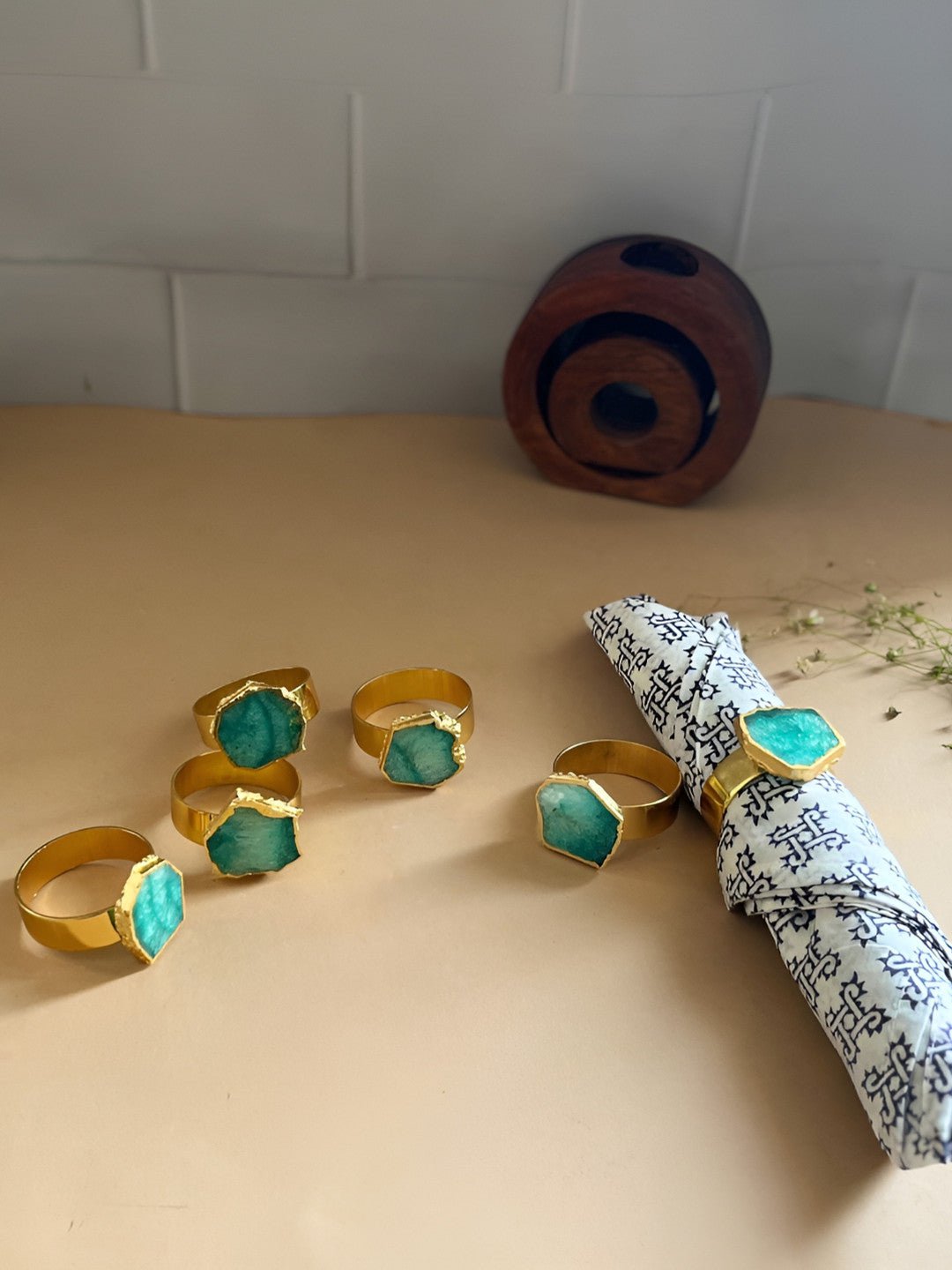Servetringen van kristalagaat – eettafelaccessoire – metaal, blauw en goudkleurig – 6-delige set