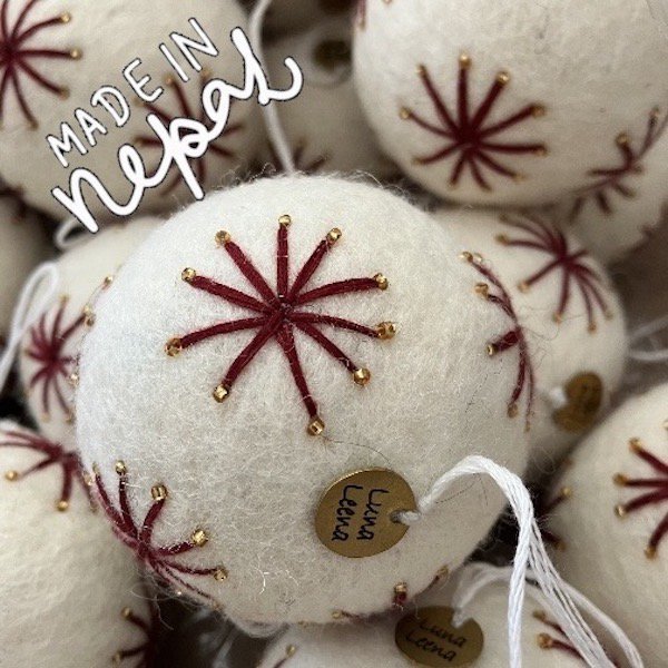 Luna-Leena kerstbal ornament - bordeaux rode sterren - wol - handgemaakt in Nepal