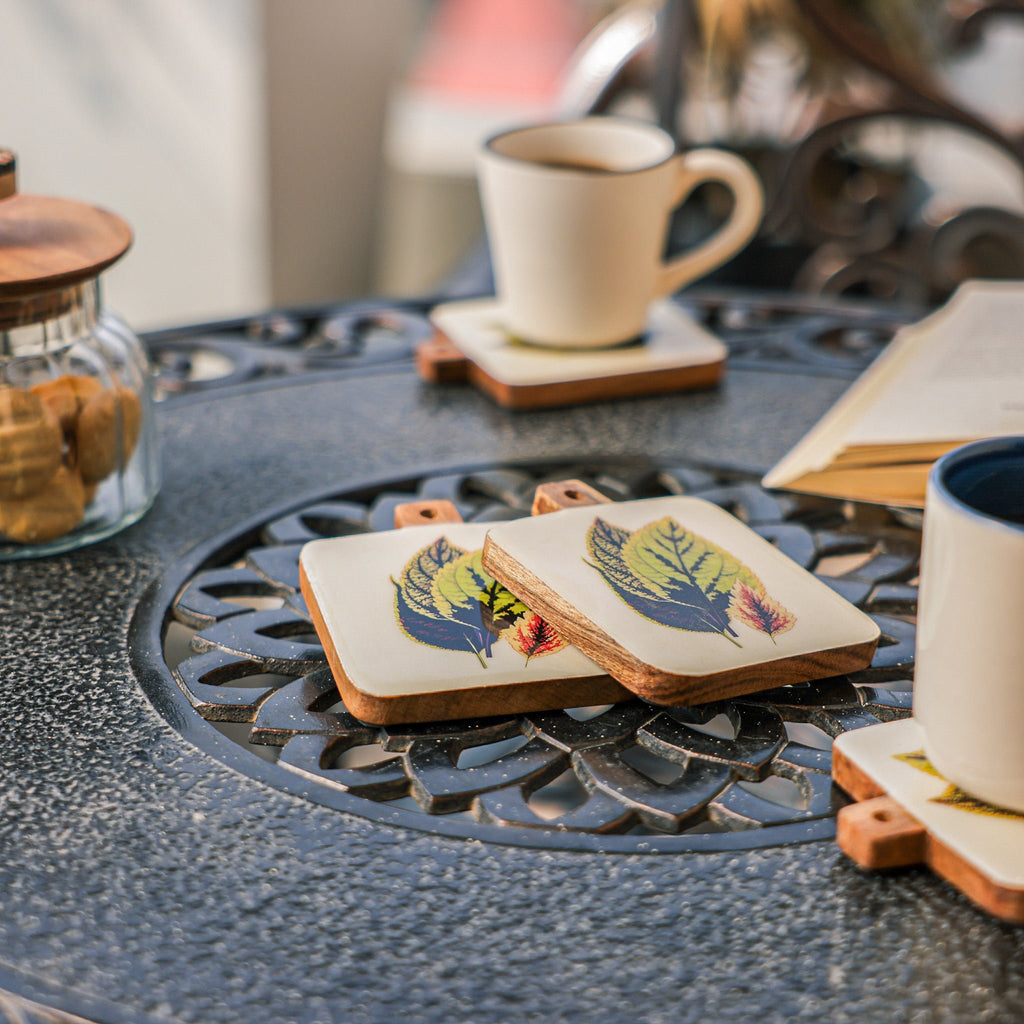 Timber Leaf Coaster Set – Onderzetters – Acaciahout en emaille – ingewikkeld ontwerp (set van 4)