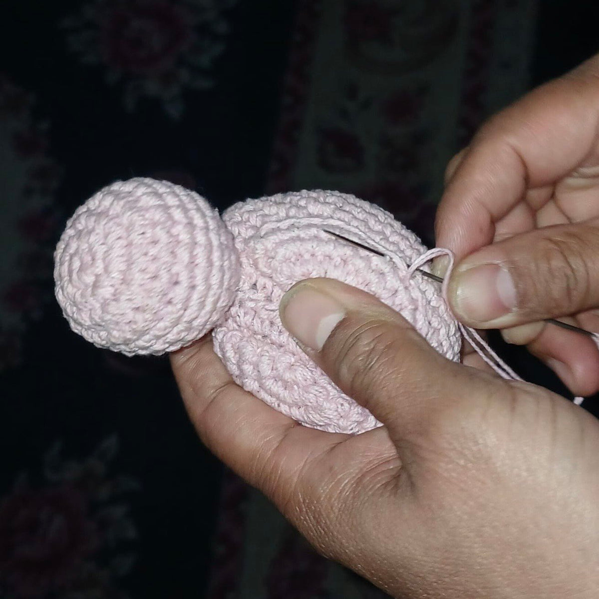 Luna-Leena eendenrammelaar - babyroze - knuffel 0+ - biologisch katoen - handgehaakt in Nepal