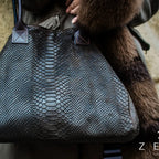 Lola – Italiaanse leren tas met python-reliëf – Chocolade