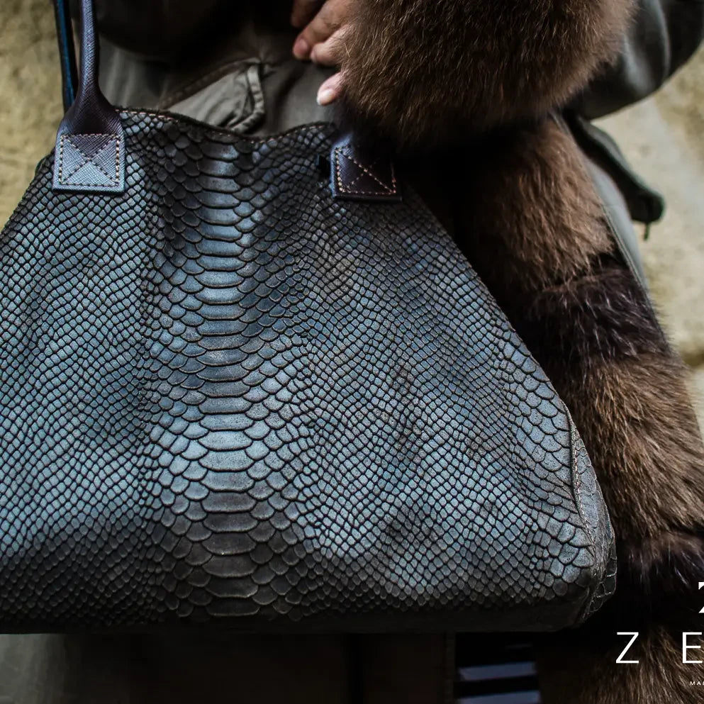 Lola – Italiaanse leren tas met python-reliëf – Chocolade