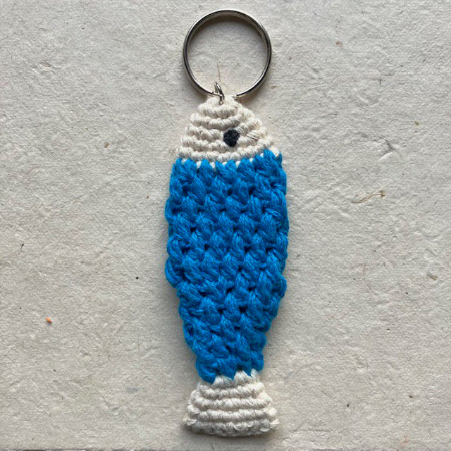 Luna-Leena sleutelhanger vis - tasbedel - blauw - biologisch katoen - hand gehaakt in Nepal - tassenhanger