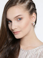 Wit vergulde getextureerde studs – oorknopjes – kunststenen en hendel aan de achterkant – 2 cm
