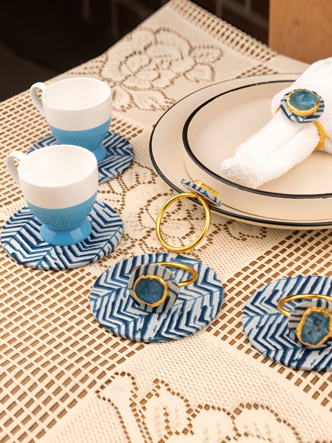 Blauw-wit bedrukte servetringen en onderzetters – MDF en metaal – 8-delige set