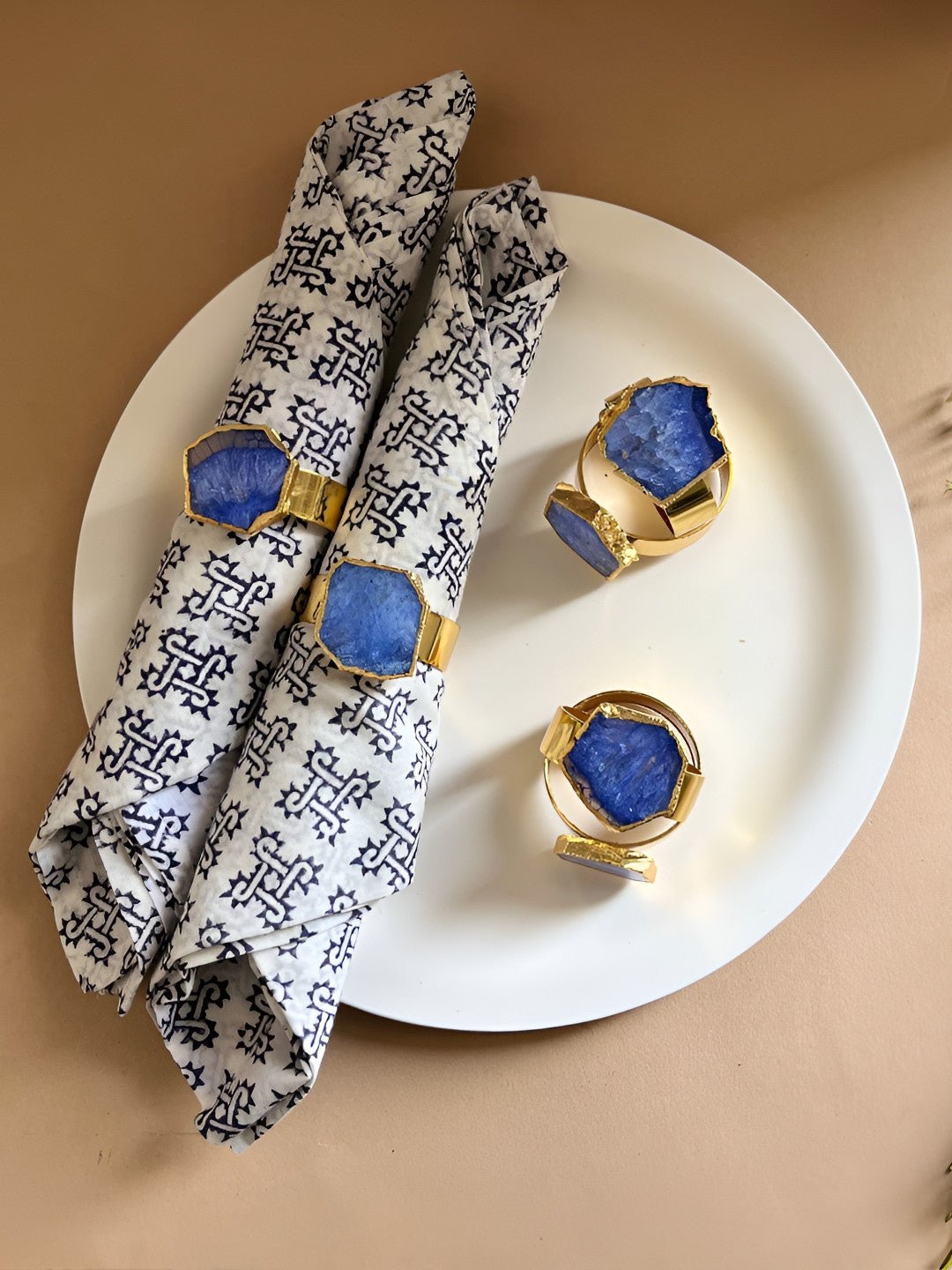 Blauw- en goudkleurige kristallen agaat servetringen – eetservies – metaal, met agaat verfraaid – 6-delige set