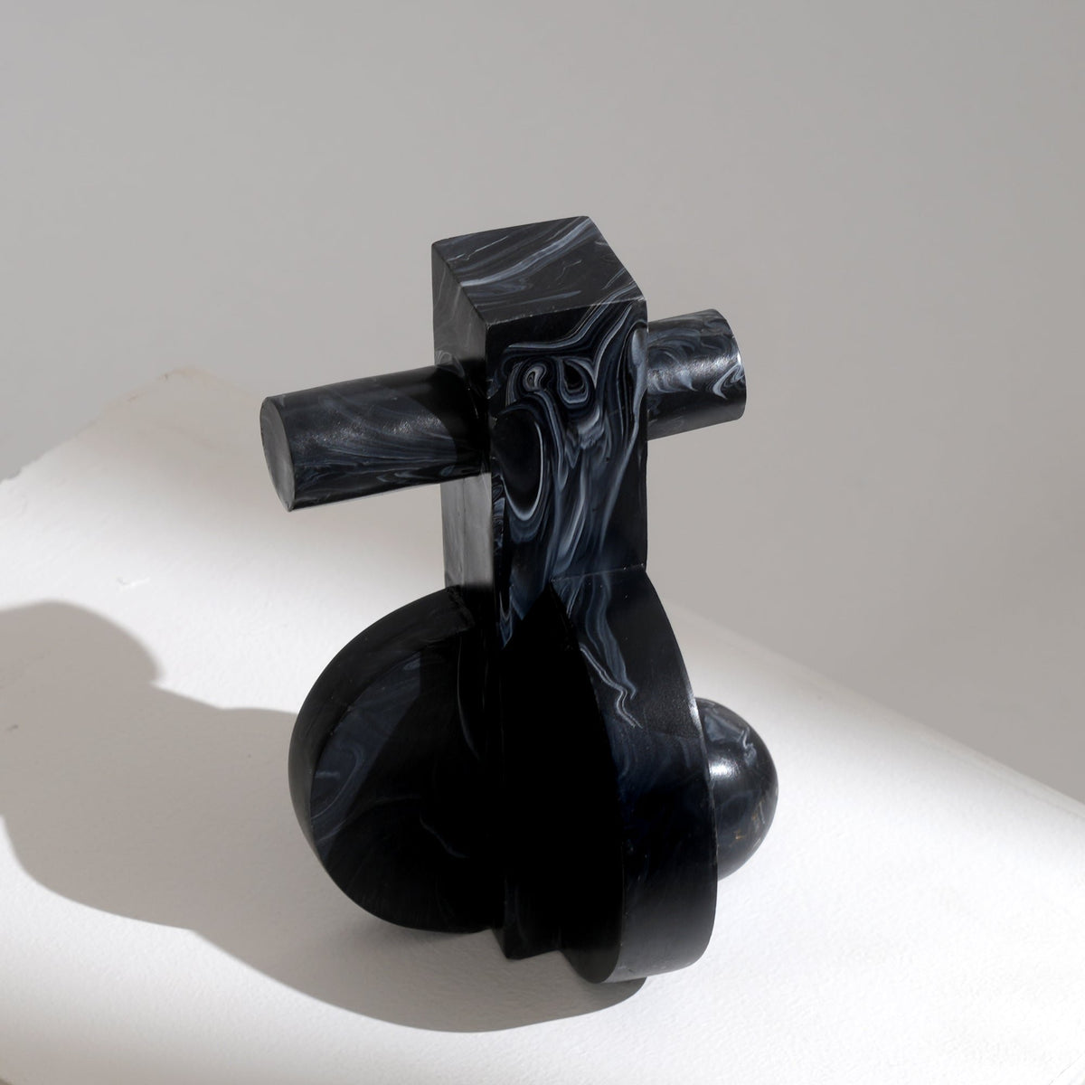 Moderne zwarte geometrische marmerlook sculptuur voor luxe