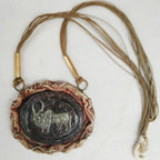 Hanger van papier-maché-Harappan stier-zegel-zwart