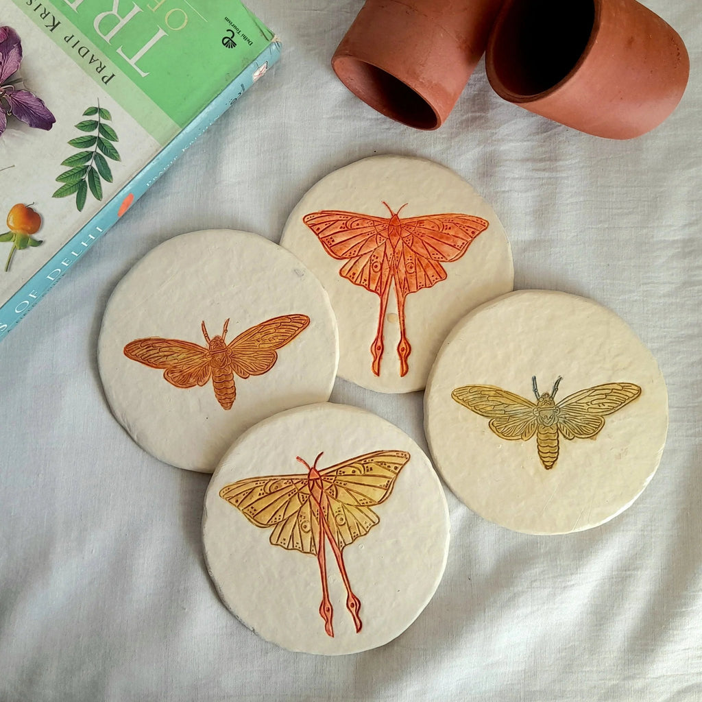 Onderzetters van papier-maché-mot