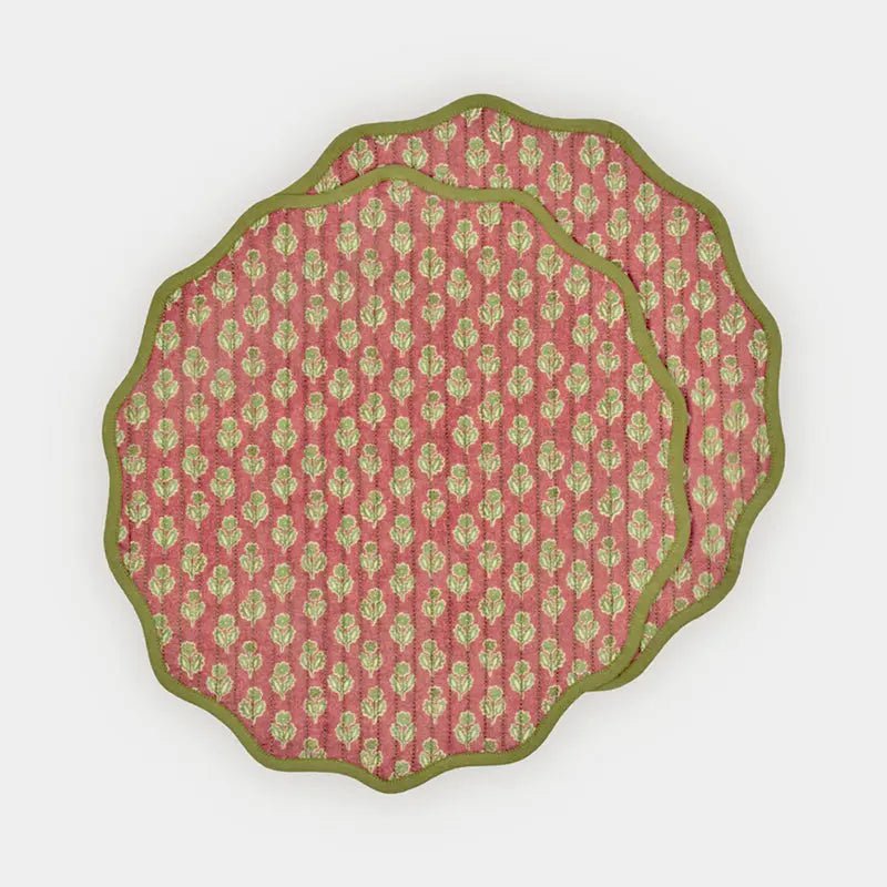 Tafelmat | Viola Scallop Carmine gewatteerde ronde tafelmatten-set van 2 van Sanctuary Living