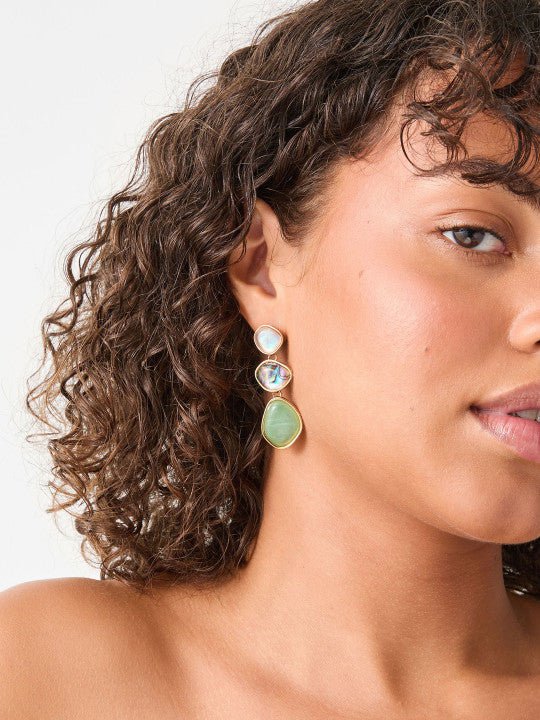Abstracte hangende oorbellen – damesmodeaccessoires – parelmoer accenten – gouden afwerking