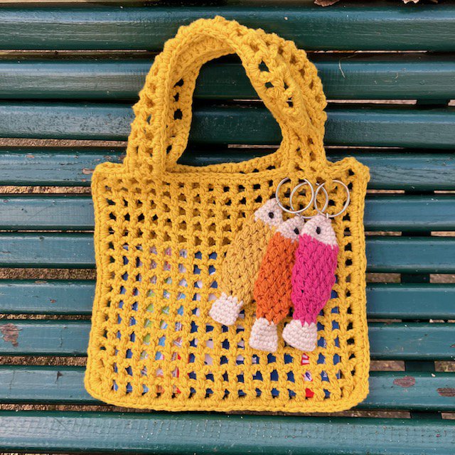 Luna-Leena sleutelhanger vis - tasbedel - fuchsia - biologisch katoen - hand gehaakt in Nepal - tassenhanger