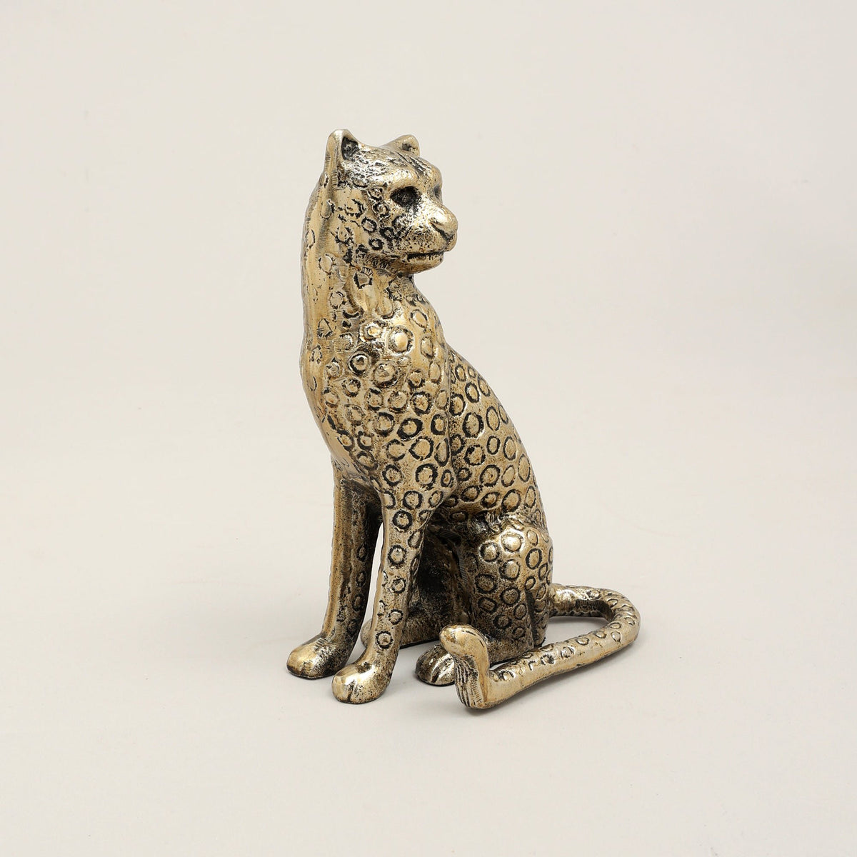 Handgemaakte gouden cheetah-sculptuur – aluminium kunst