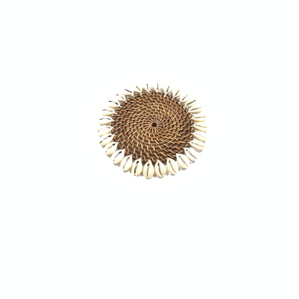 Rotan onderzetter met kauri schelpen