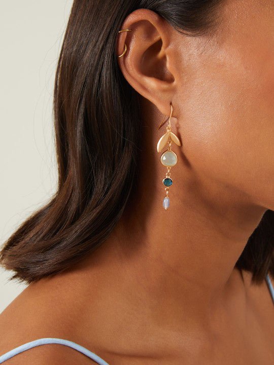 Oorbellen met geometrische accenten – Dangle Oorbellen – Goudkleurig metaal, Steenaccenten – Vishaaksluiting – Retailverpakking