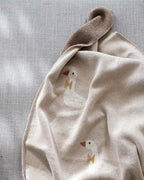 Gebreide katoenen babydeken, beige ganzen