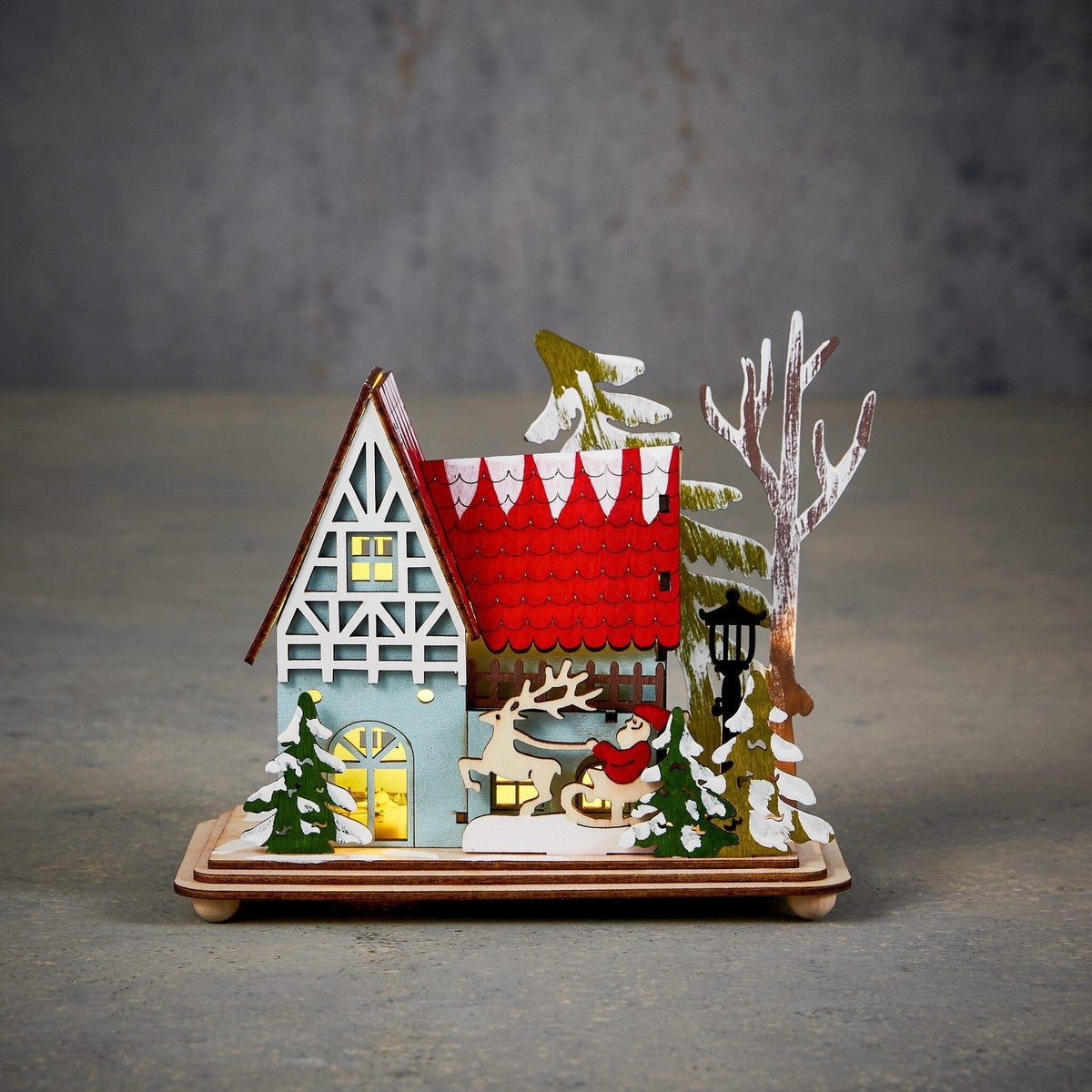 Kersthuis kerstman rood warm wit