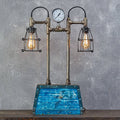 Ijzeren kist met twee lampen