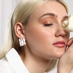 Tastbare oorknopjes – modieuze studs – legeringsmateriaal – opaalwitte kleur – push-back sluiting