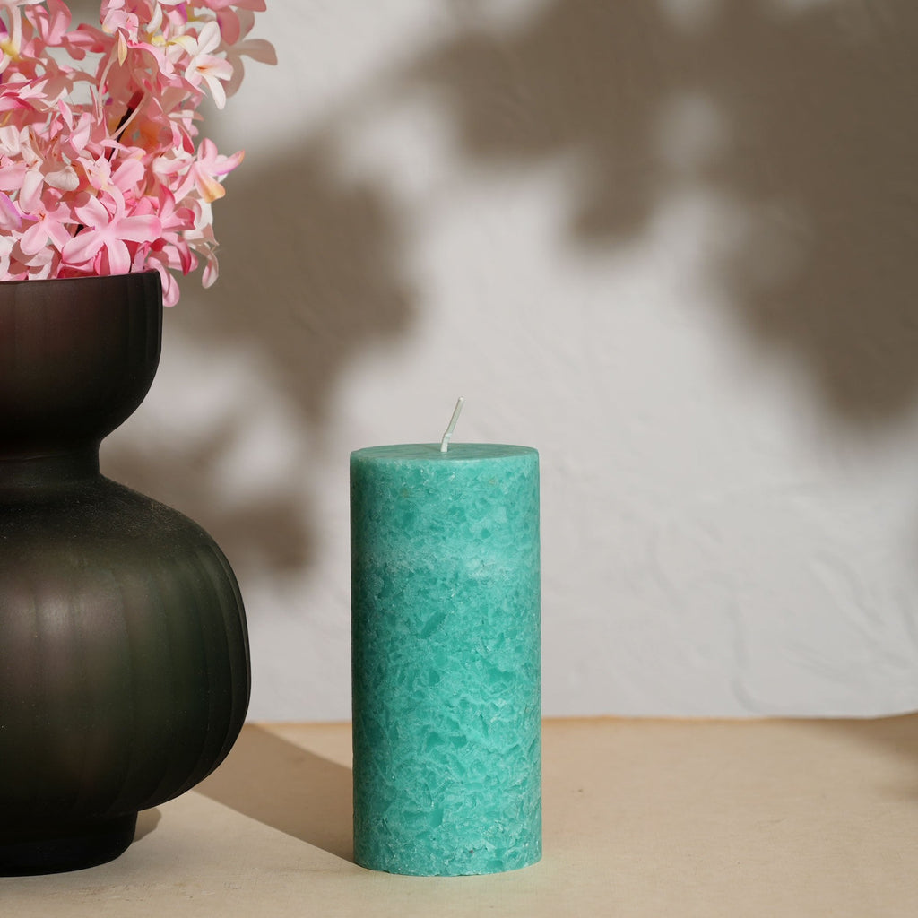 Zeezout Marmeren Pijlerkaars – Ocean Mist | Handgemaakte marmeren waskaars met frisse zeezoutgeur | Elegant interieuraccent