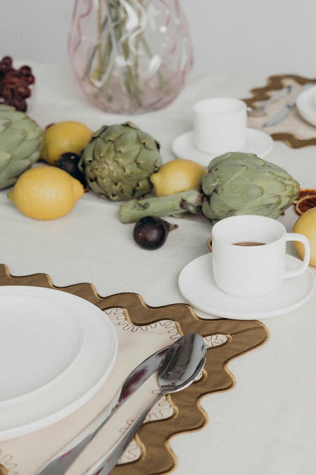 Gisèle Scallop Placemat met geborduurd detail