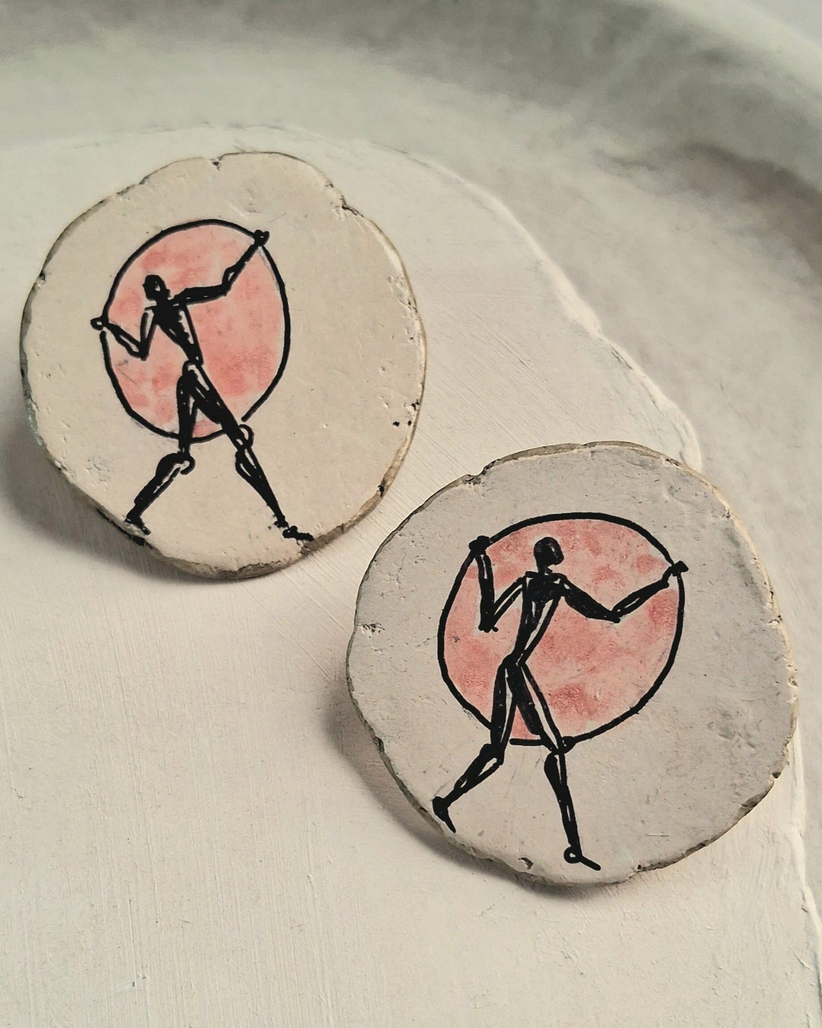 Handgeschilderde oorknopjes van papier-maché