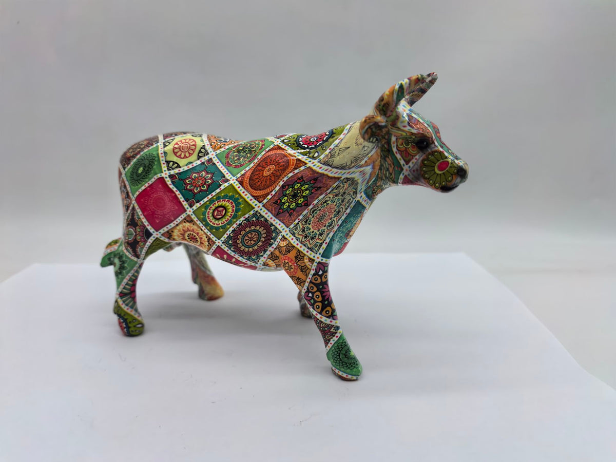 Polyresin koe kleurrijk exemplaar