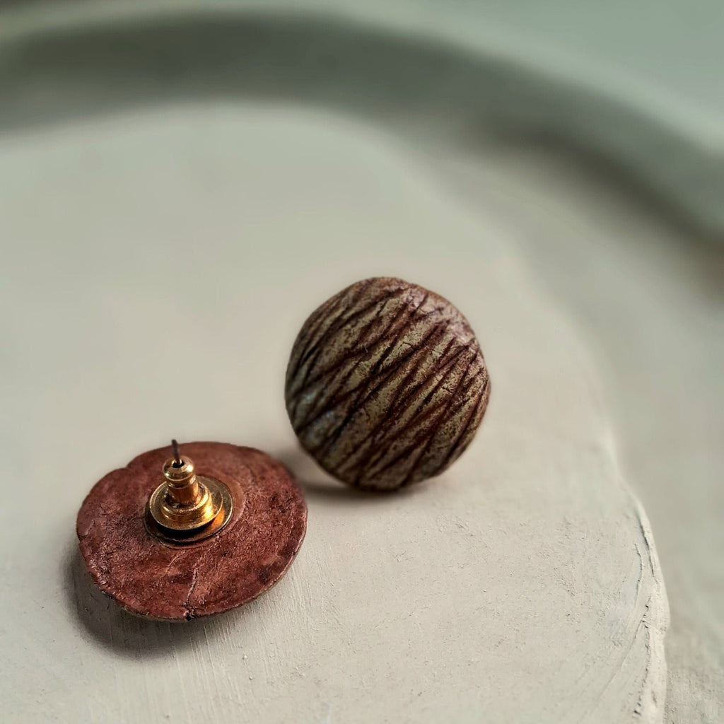 Handgemaakte papier-maché oorknopjes met groene textuur