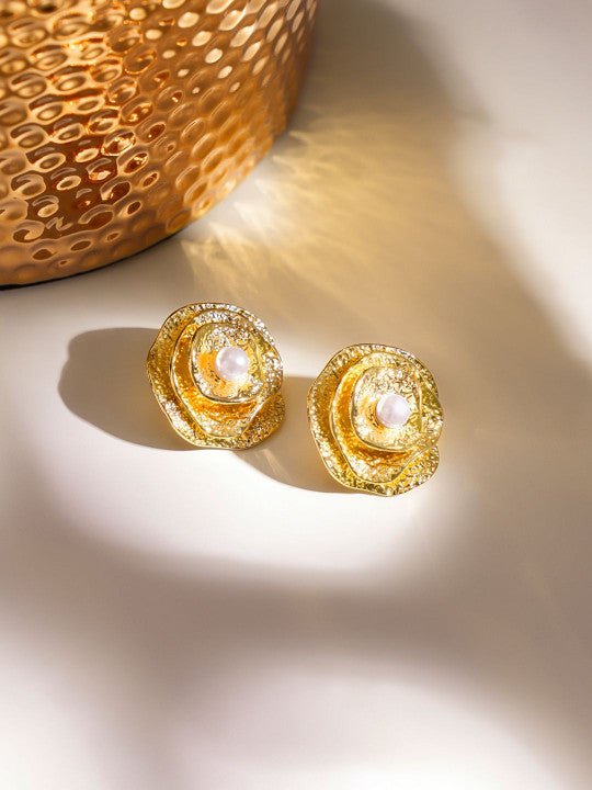 Goudkleurige botanische studs – Fashion oorbellen – Verguld met parels