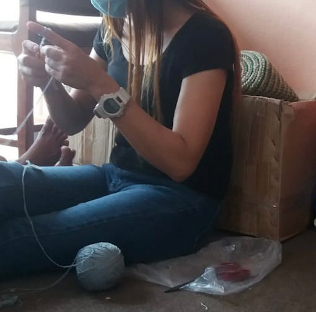 Luna-Leena Koala cadeauhanger - grijs gemêleerd - biologisch katoen - hand gehaakt in Nepal