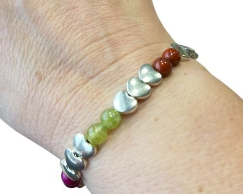 Dames armband met een mix van natuurstenen 6 mm en zilverkleurige hartjes